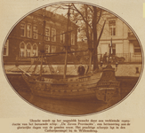 872990 Afbeelding van een replica van het 17e-eeuwse schip 'de Zeven Provinciën', aangemeerd in de Stadsbuitengracht ...